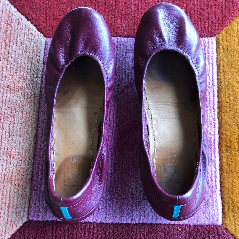 Size 9 maroon teiks